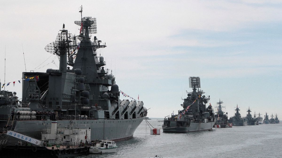 Rusové tvrdí, že odrazili útok na Sevastopol. Zazněly výzvy k evakuaci, prý podvodné